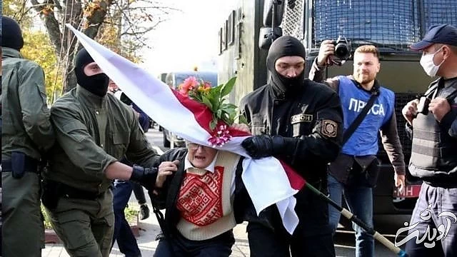 نینا باهینسکایا با بیش از ۷۰ سال سن به یکی از نمادهای معترضان تبدیل شده است TUT.BY/AFP VIA GETTY IMAGES